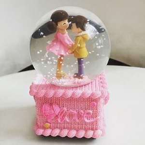 10 Suvenir Unik yang Cocok Dijadikan Kado Pertunangan untuk Sahabat