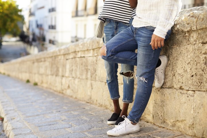  Cara  Mudah Membuat  Celana  Jeans  Sobek  Pria untuk Tampil 