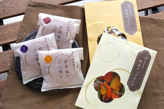 野菜を使ったおしゃれなお菓子！洗練されたパッケージも魅力の「どら焼き・チップスセット」の開発秘話をインタビュー｜株式会社麻布野菜菓子