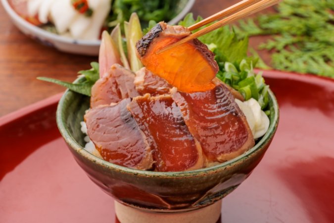 ひと手間なしのごちそう時間！高知の新鮮な魚を自宅で楽しめる「魚の漬け丼セット」の開発秘話をインタビュー｜株式会社七和