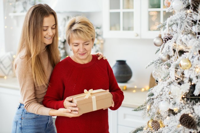 2023年｜60代の母親が喜ぶクリスマスプレゼント 人気ランキングTOP15！ネックレスや財布などおすすめギフトを紹介！  プレゼント＆ギフトのギフトモール