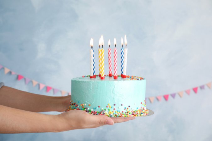 お誕生日のフラワーアレンジメントLサイズ L_a )と洋菓子店カサミンゴーの最高級ケーキとのギフトセット 花とスイーツセット ケーキと花のギフトセット
