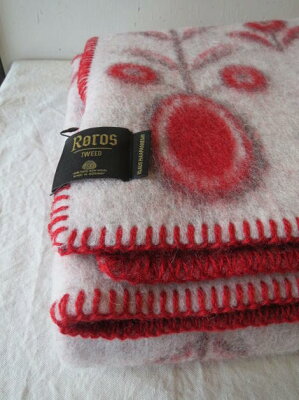 送料無料!ROROS TWEED / ロロス ツイード ブランケットPUTT THE CAT by KLAUS HAAPANIEMI / プッテ ザ キャット by クラウス ハーパニエミ レッド ミニ 130×100cm北欧 / ノルウェー / ウール / 羊毛 / 毛布 / 膝掛け / ひざかけ / 還暦