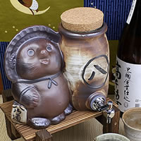 信楽焼 和風 おしゃれ 焼酎が美味しくなると評判の 焼酎サーバー 還暦祝い たぬき 開運の焼酎サーバー 陶器サーバー サーバー 狸サーバー ギフト 焼酎カップ2客付き ss-0111